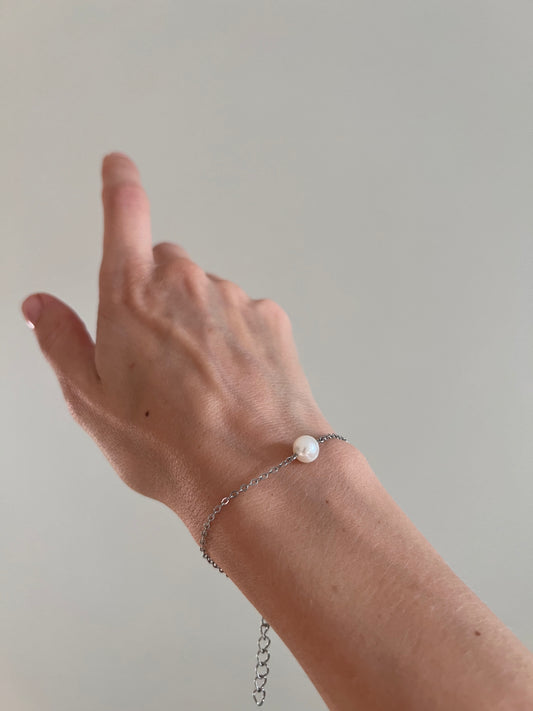 Bracciale con perle d'acqua dolce in una lega di bigiotteria